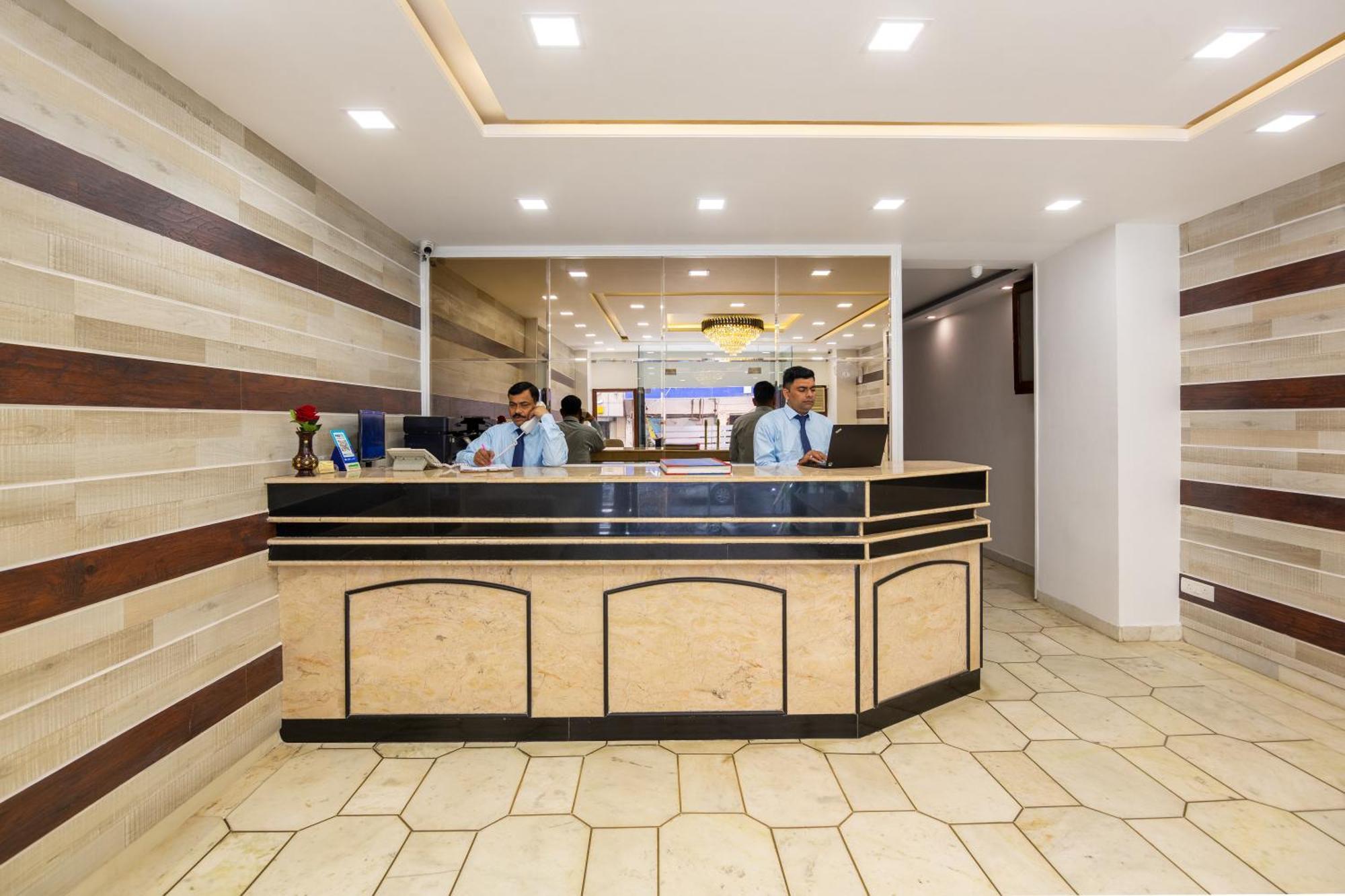 Rahul Palace By Golden Tree Near Metro Station And Ajmal Khan Market New Delhi Exterior photo