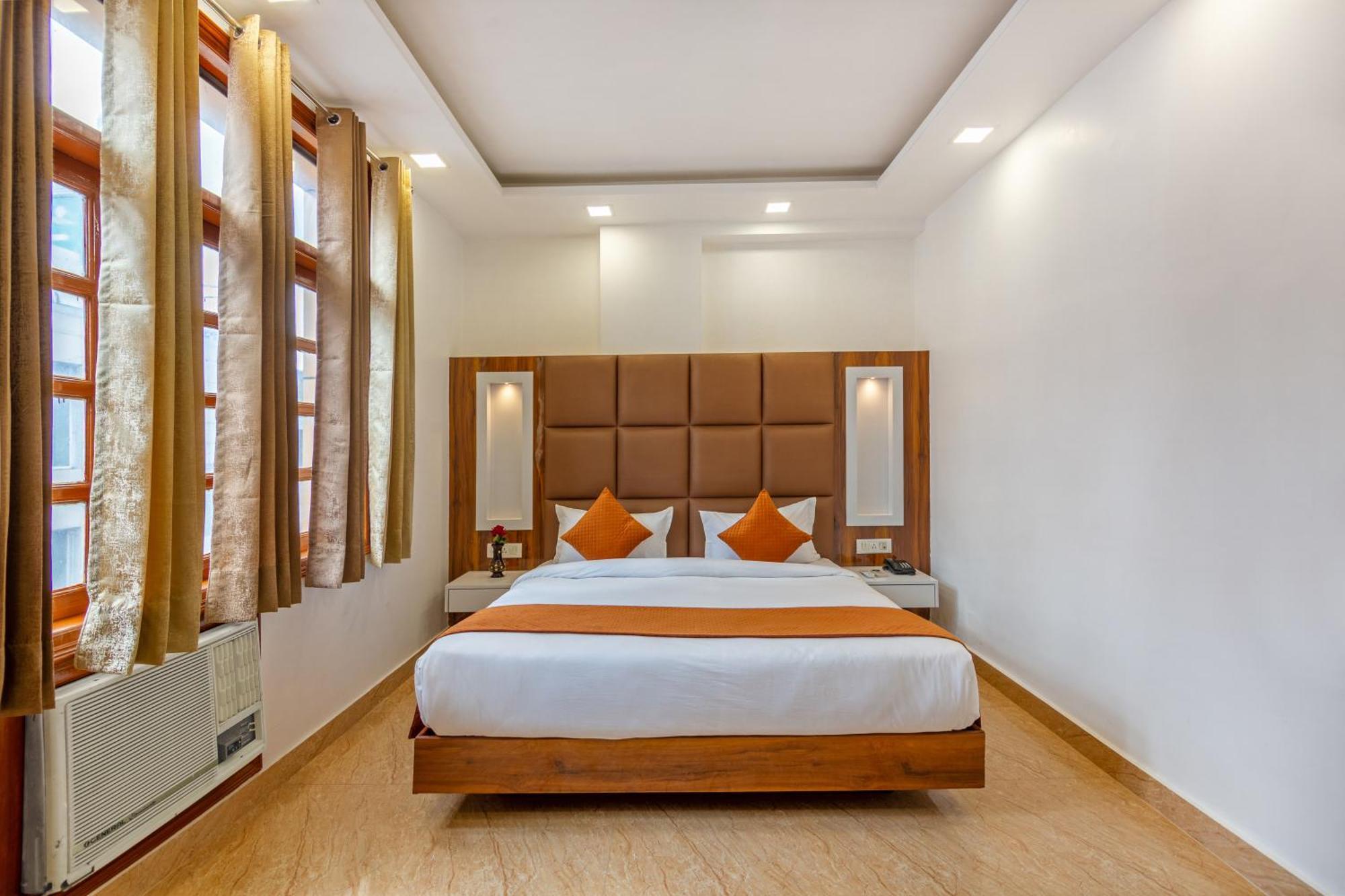 Rahul Palace By Golden Tree Near Metro Station And Ajmal Khan Market New Delhi Exterior photo