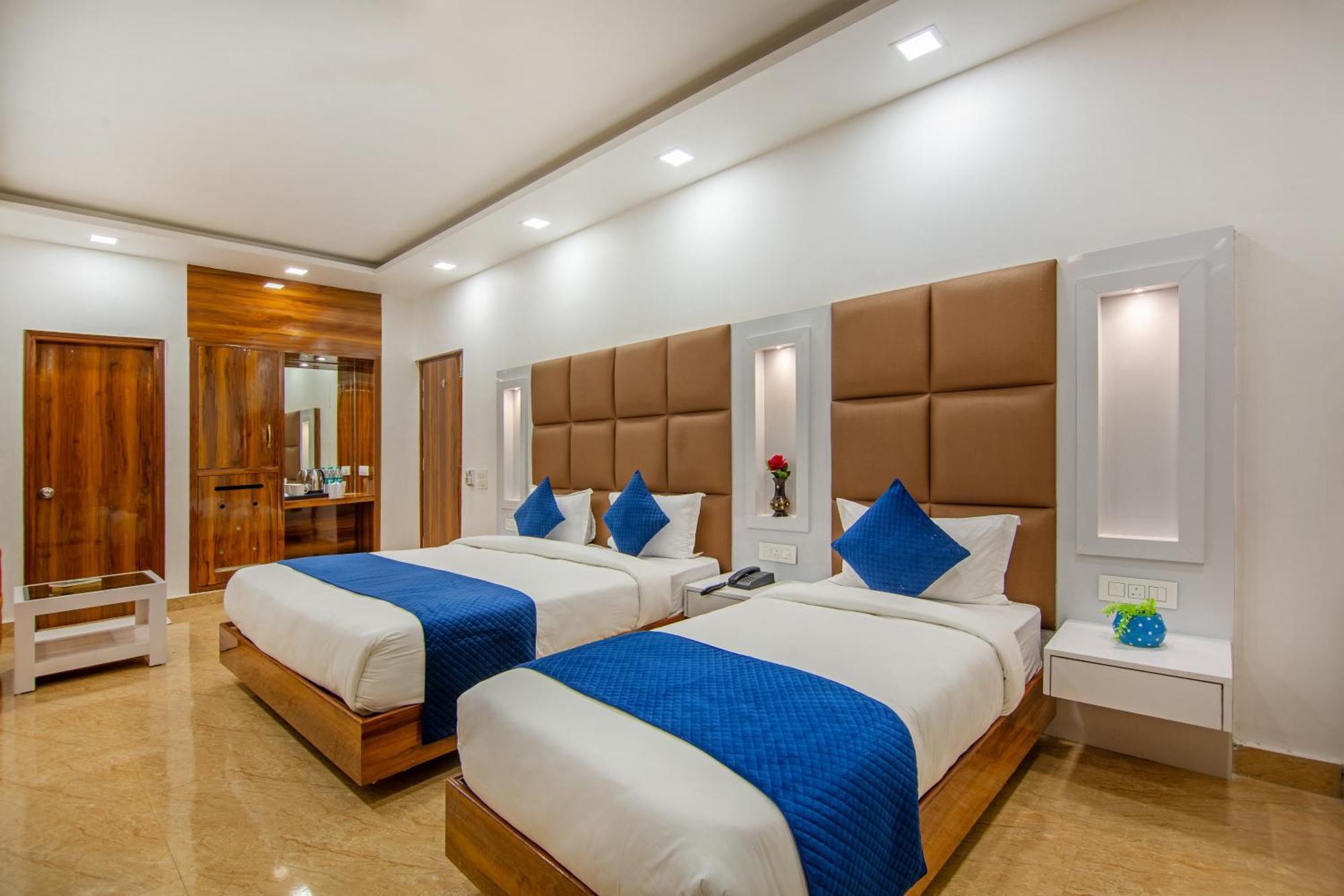 Rahul Palace By Golden Tree Near Metro Station And Ajmal Khan Market New Delhi Exterior photo