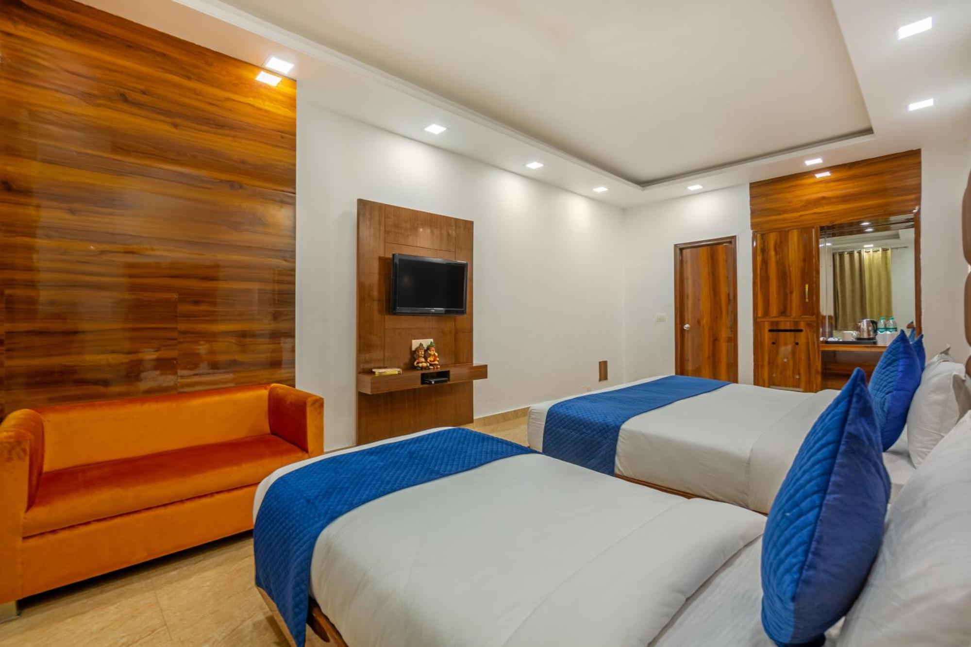 Rahul Palace By Golden Tree Near Metro Station And Ajmal Khan Market New Delhi Exterior photo