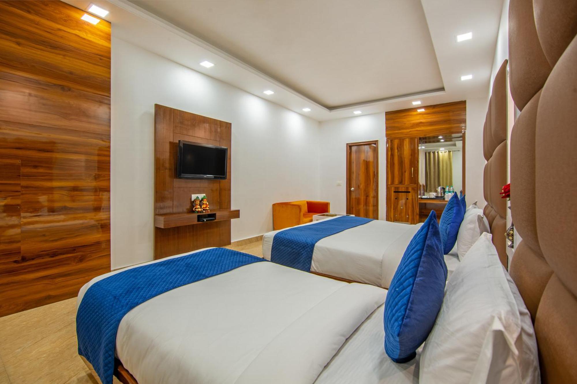 Rahul Palace By Golden Tree Near Metro Station And Ajmal Khan Market New Delhi Exterior photo