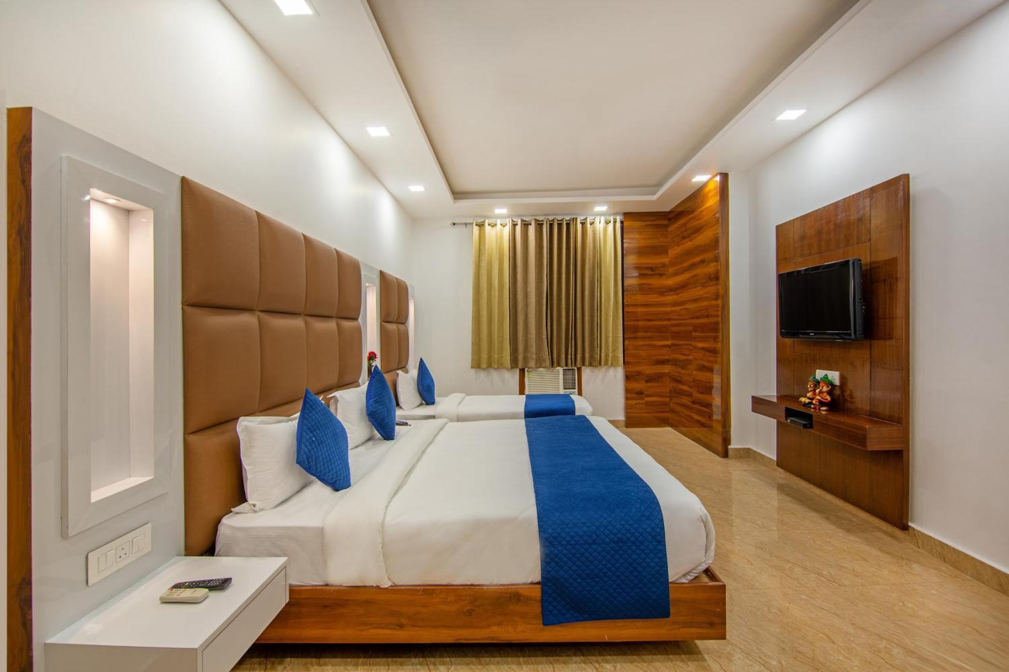 Rahul Palace By Golden Tree Near Metro Station And Ajmal Khan Market New Delhi Exterior photo