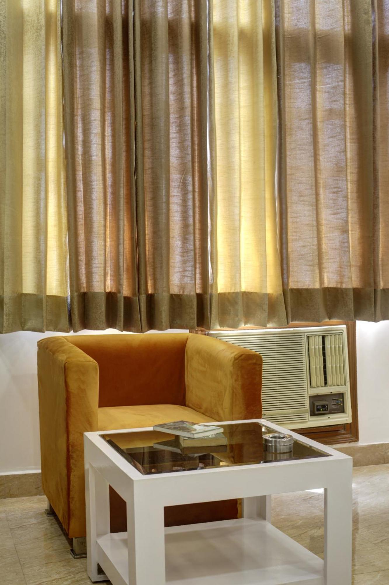 Rahul Palace By Golden Tree Near Metro Station And Ajmal Khan Market New Delhi Exterior photo