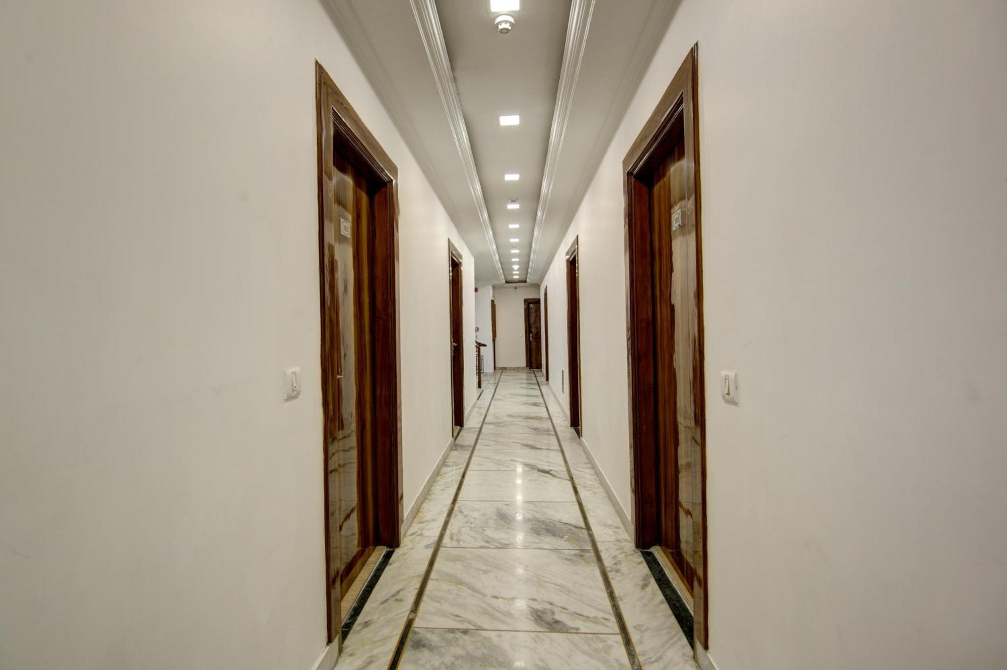 Rahul Palace By Golden Tree Near Metro Station And Ajmal Khan Market New Delhi Exterior photo