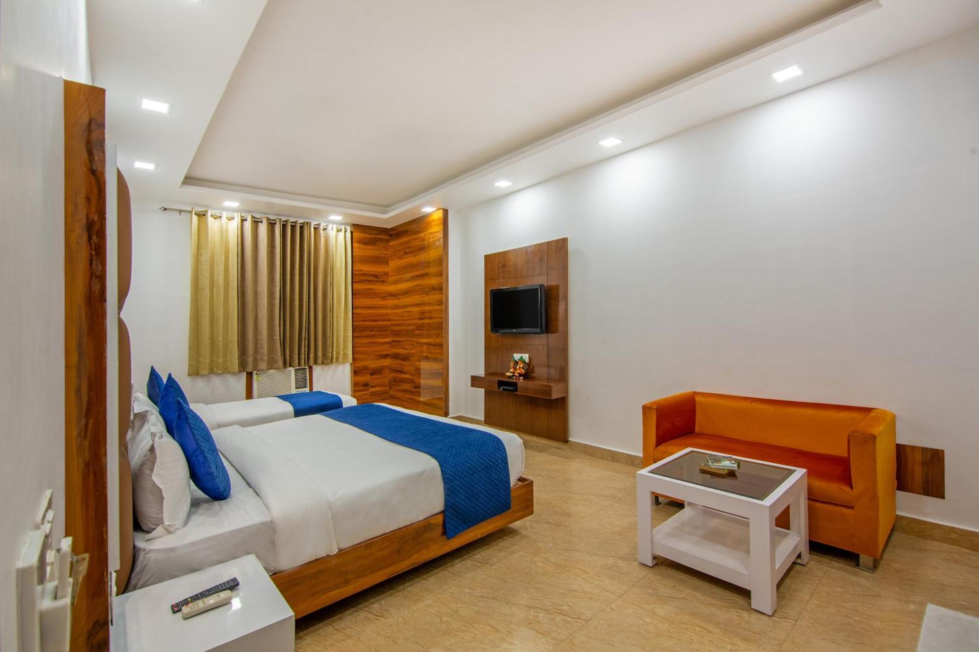 Rahul Palace By Golden Tree Near Metro Station And Ajmal Khan Market New Delhi Exterior photo