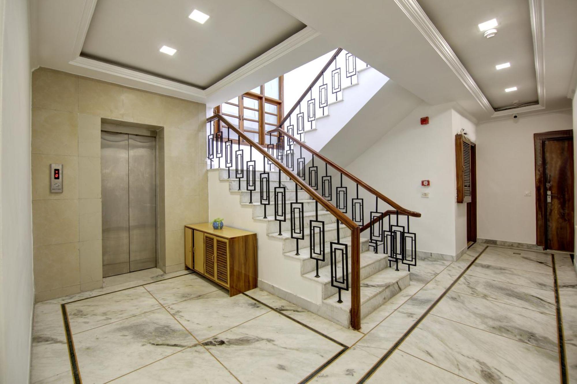 Rahul Palace By Golden Tree Near Metro Station And Ajmal Khan Market New Delhi Exterior photo