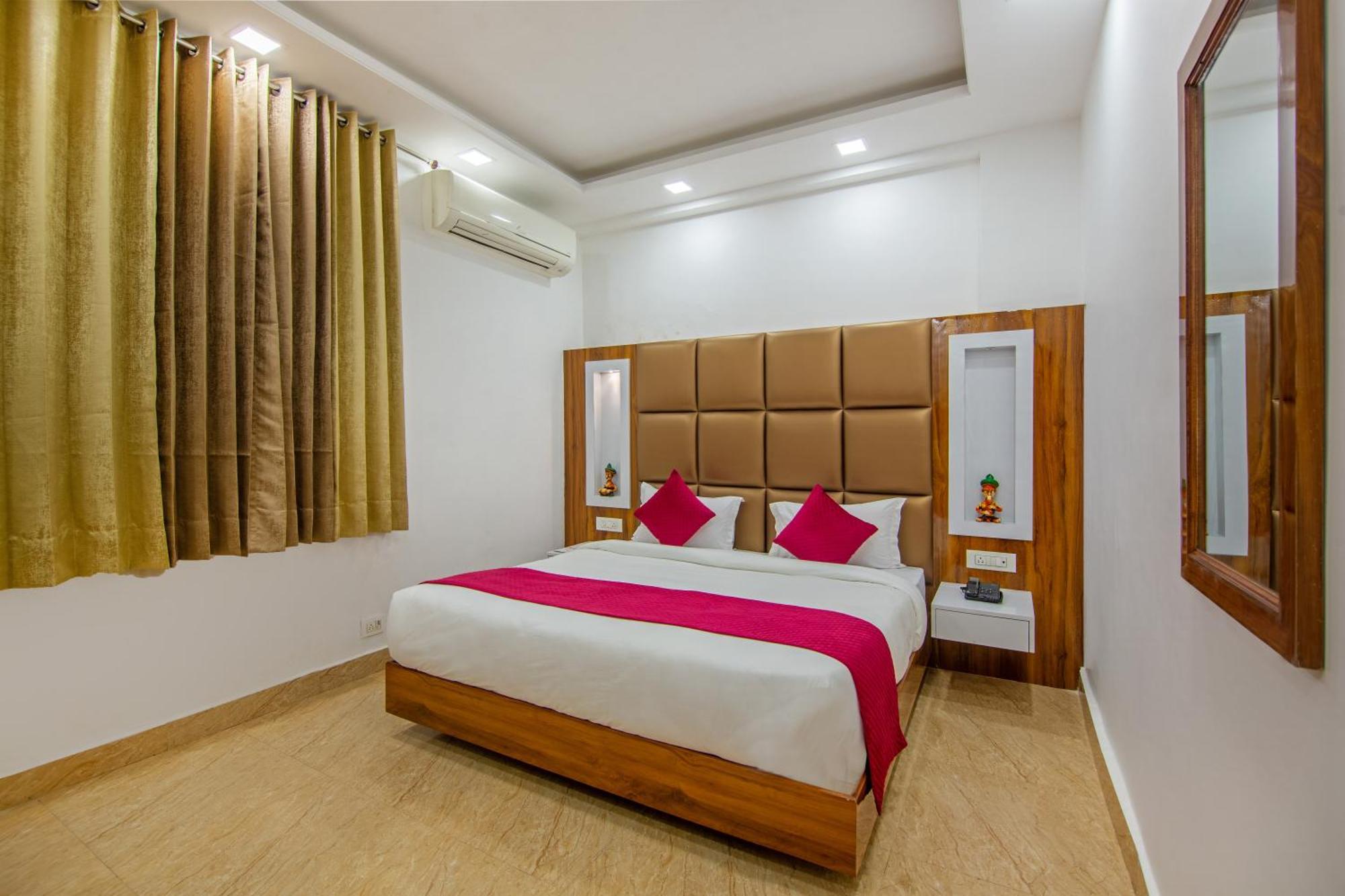 Rahul Palace By Golden Tree Near Metro Station And Ajmal Khan Market New Delhi Exterior photo