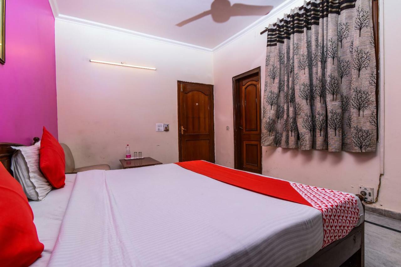 Rahul Palace By Golden Tree Near Metro Station And Ajmal Khan Market New Delhi Exterior photo