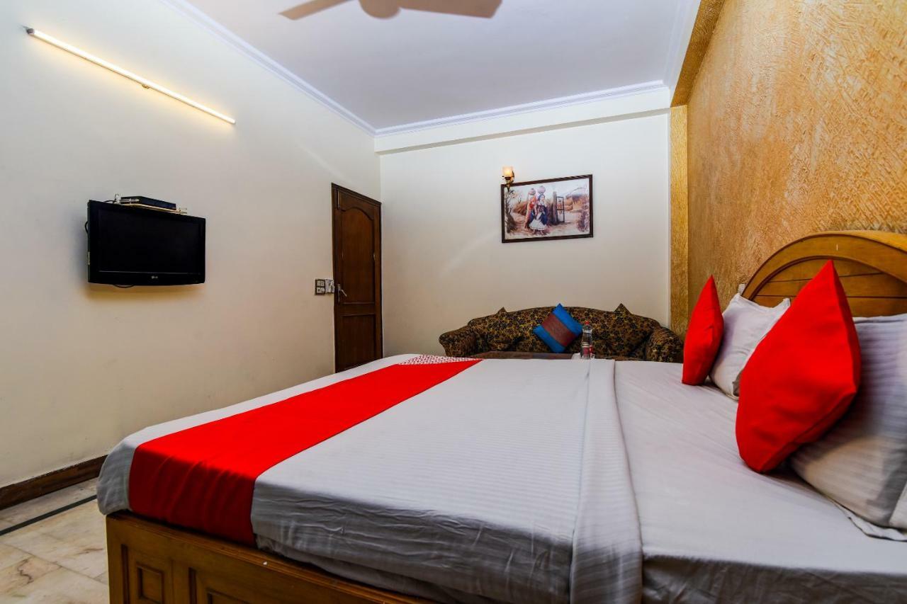 Rahul Palace By Golden Tree Near Metro Station And Ajmal Khan Market New Delhi Exterior photo